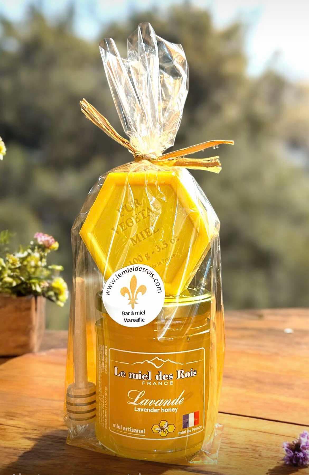 Cadeau original :Un miel de 250 g France + savon au miel végétal + une cuillère en bois